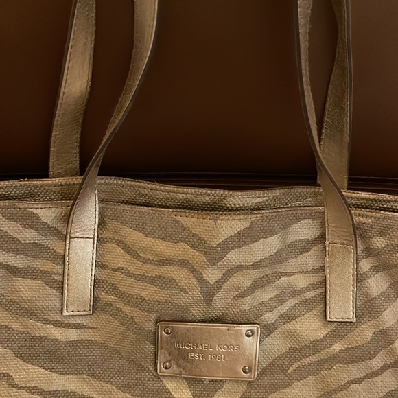 Michael Kors large shoulder bag nice print and color gold and tan - Picture 7 of 7